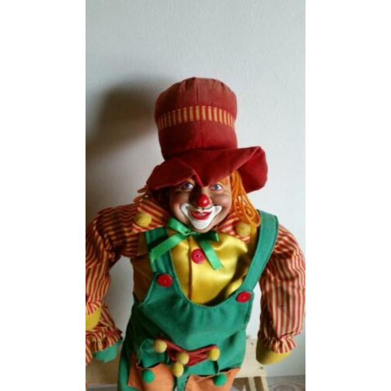 Grote clowns 2 maal 2 stuks carnaval, nar broche, medailles