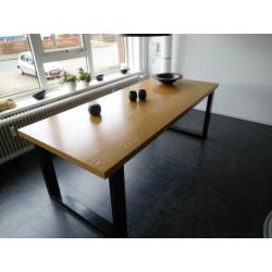 Eiken van Vuuren eettafel, 50 mm massief blad, zwart U-frame