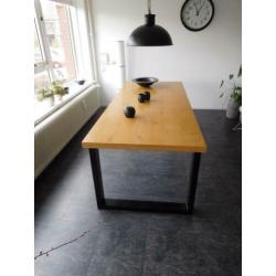 Eiken van Vuuren eettafel, 50 mm massief blad, zwart U-frame