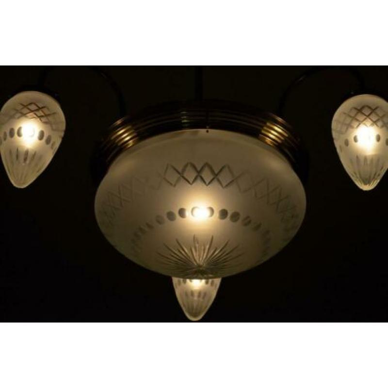 Fraaie ART-DECO lamp met geslepen gesatineerd glas