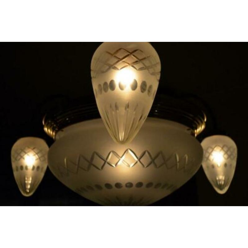 Fraaie ART-DECO lamp met geslepen gesatineerd glas