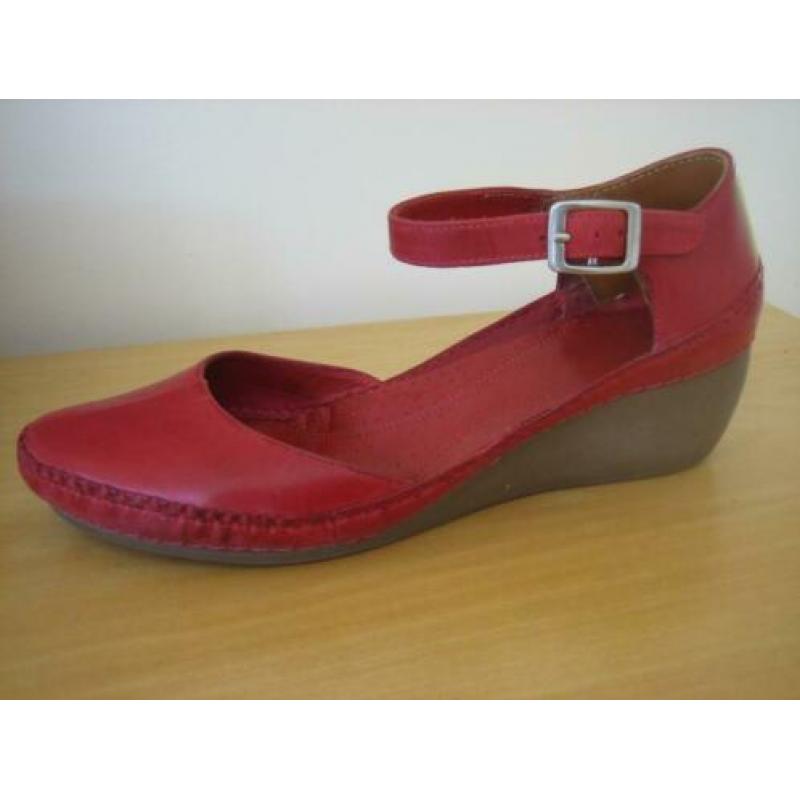 Mooie comfortabele rood leren pumps CLARKS, maat 7 snazzeys