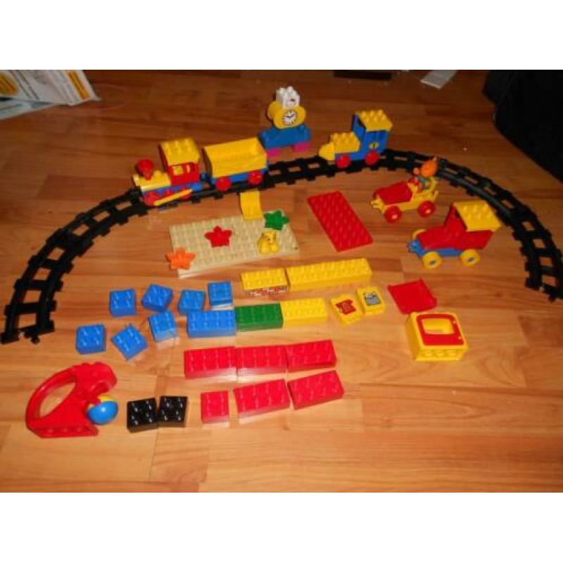 Duplo Lego duwtrein m/2 locs, wagon + 2 auto,s ca.1 Mtr rail