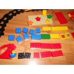 Duplo Lego duwtrein m/2 locs, wagon + 2 auto,s ca.1 Mtr rail