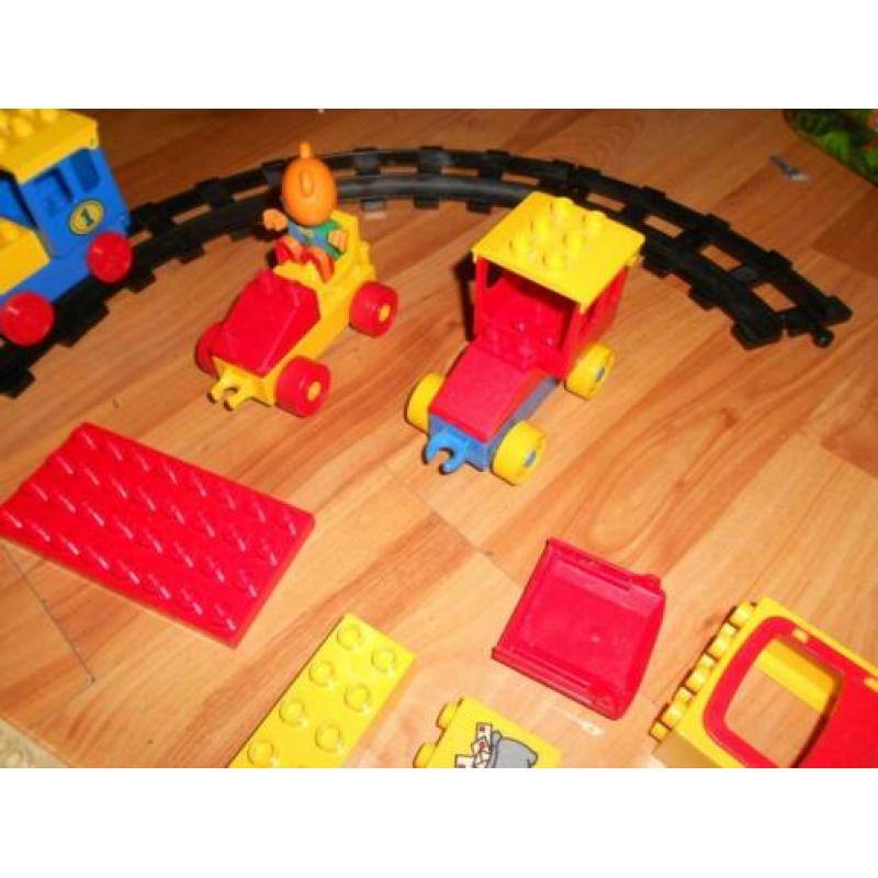 Duplo Lego duwtrein m/2 locs, wagon + 2 auto,s ca.1 Mtr rail