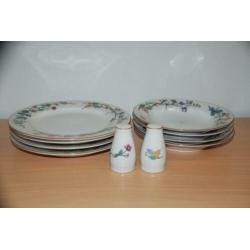 Servies onderdelen. 4 X platte borden( rond 28 cm).