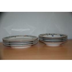 Servies onderdelen. 4 X platte borden( rond 28 cm).