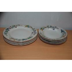 Servies onderdelen. 4 X platte borden( rond 28 cm).