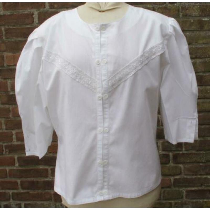 Romantische witte blouse , maat L . Materiaal : 100 % katoen