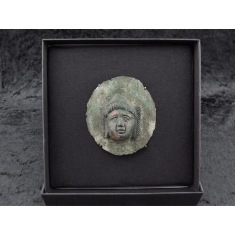 Roman bronze facial appliek