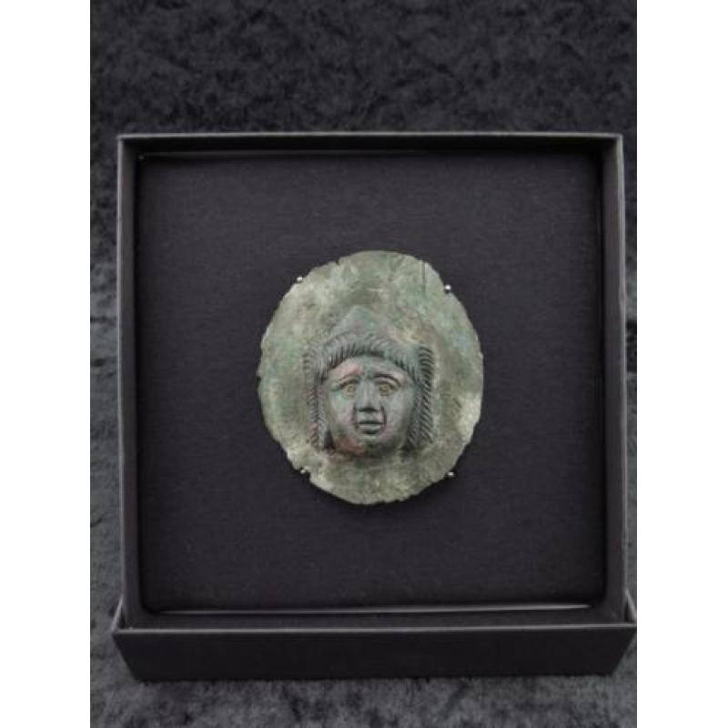 Roman bronze facial appliek