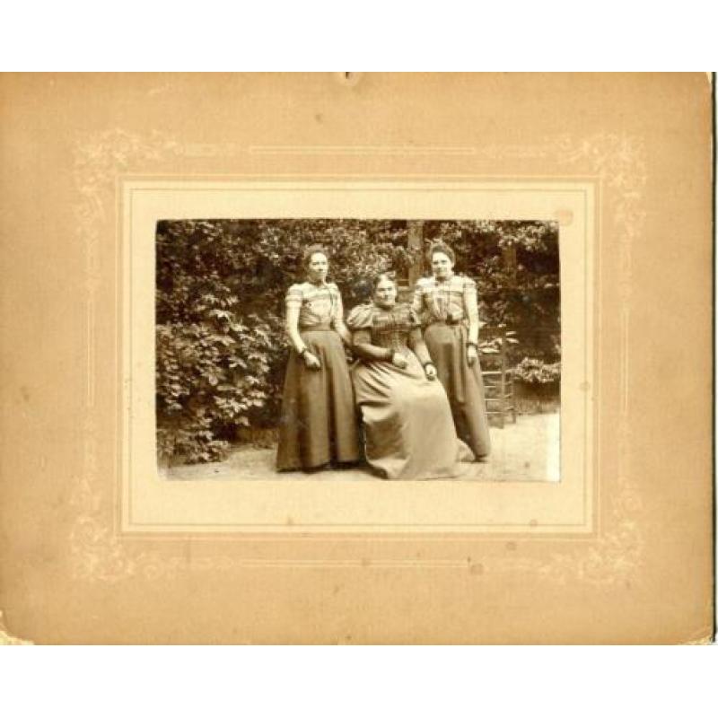 Foto van Drie Dames ca 1900 sepia