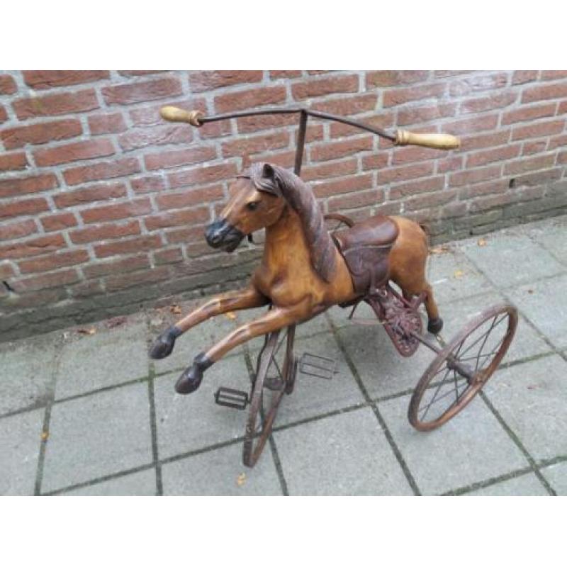 Oud houten paard driewieler