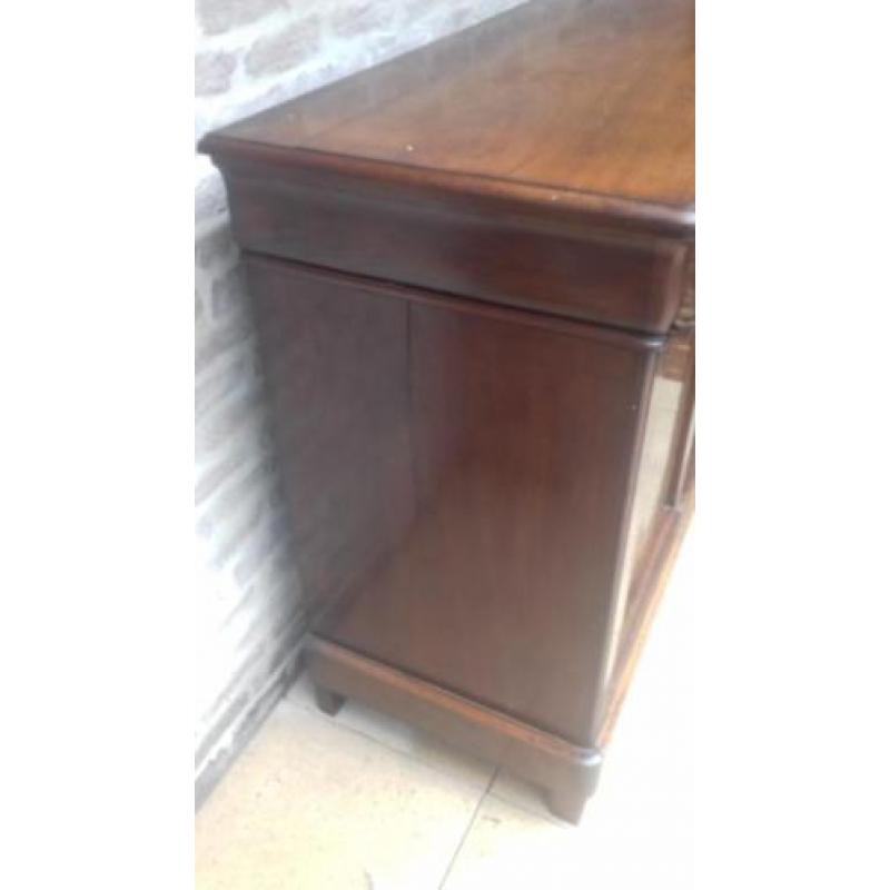 Een paar Mahonyhouten commodes