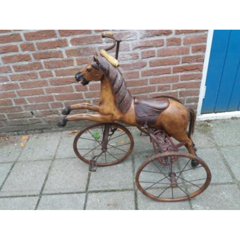 Oud houten paard driewieler