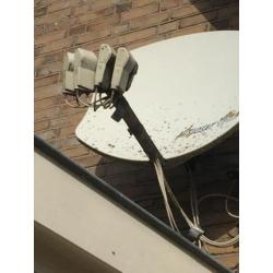 schotelantenne satelliet met 4 koppen en beugel