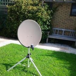 schotelantenne met statief, ontvanger en satfinder