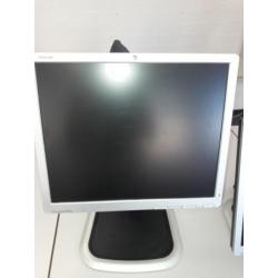 HP monitor. 3 stuks. In hoogte verstelbaar en kantelbaar. 19