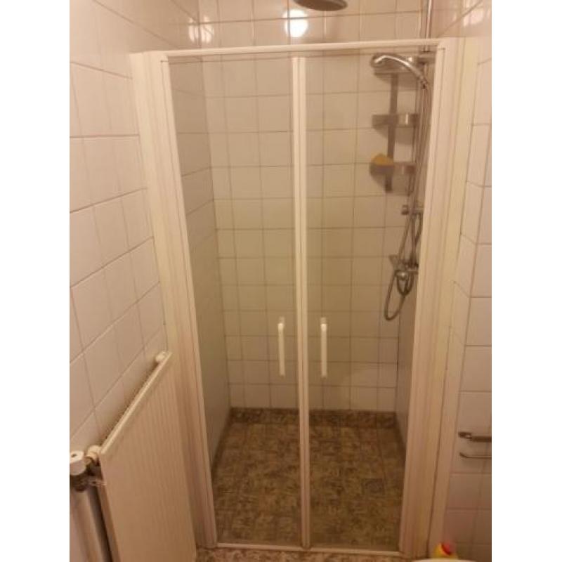 Redelijk nette gebruikte en goede douche deur!